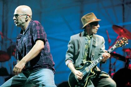Indio Solari y Skay en el estadio de Racing, en 1999