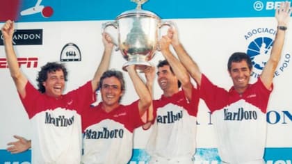 Indios Chapaleufú, campeón en 2001: Horacio en el podio, con Bautista, Mariano Aguerre y Marcos