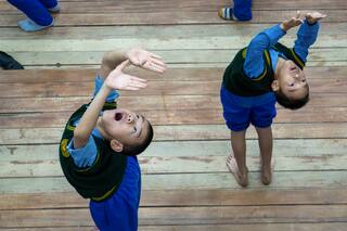 Indios se estiran, respiran y buscan el equilibrio para celebrar el Día Internacional del Yoga
