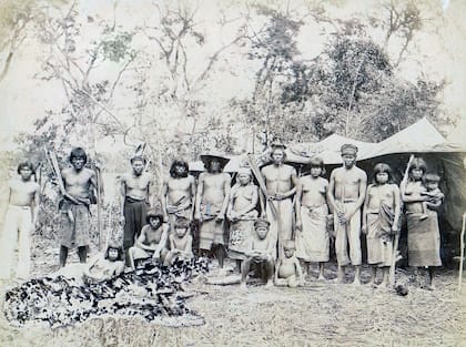 “Indios Tobas” es el nombre que el fotógrafo Enrique Carlos Moody (1863-1935) le dio a esta imagen