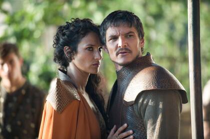 Indira Varma como Ellaria Sand, junto Pedro Pascal como Oberyn Martell, en Game of Thrones.