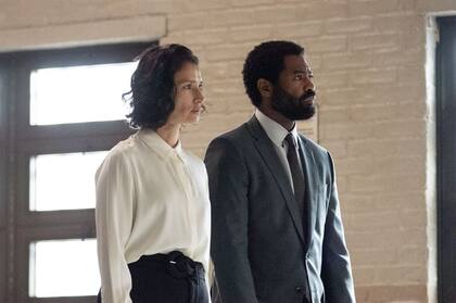 Indira Varma y Nicholas Pinnock en For Life: Cadena perpetua, el nuevo estreno de Paramount +.