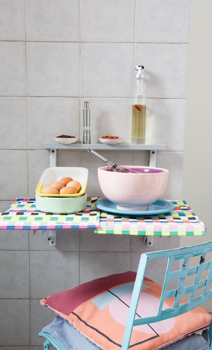 Individuales de colores (Franca arts and crafts), cerámicas pastel (Frida), vajilla rosa (The market Patagonia)