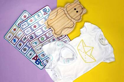 Individuales de imán $150 c/u de Liliputs / Plato $380 de Toco Madera / Body $250 y Babero $90 de Horchata