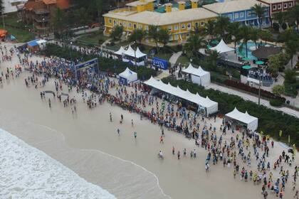 Indomit Bombinhas a punto de largar, entre la posada Vila do Farol y el mar