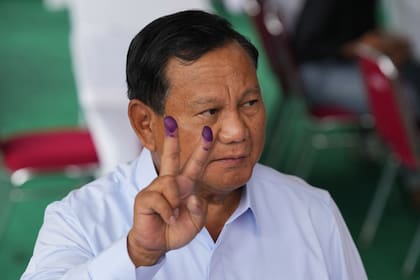 Indonesian presidential candidate Prabowo Subianto displays a victory symbol after casting his vote in Bojong Koneng, Indonesia, Wednesday, Feb. 14, 2024. Subianto, an ex-general linked to past human rights atrocities, has claimed victory in Indonesia’s presidential election based on unofficial tallies. The 72-year-old candidate told thousands of supporters that the victory on Wednesday was “the victory of all Indonesians.” (AP Photo/Vincent Thian)�