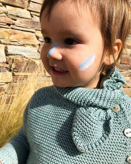 Indra, la "princesa" de la familia que formaron Dolores Barreiro y Matías Camisani, se divirtió maquillándose con los colores de la bandera Argentina.