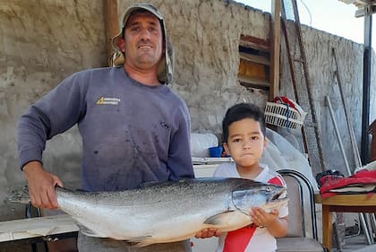 Emiliano Almada tiene 33 años y se dedica a la pesca desde los 9; es la primera vez que ve un salmón en el Paraná
