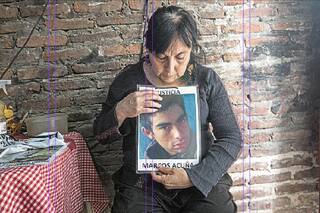 La amarga congoja de la madre de un joven muerto a tiros por un prefecto