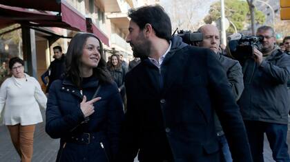 Inés Arrimadas, acompañada por su marido, fue insultada ayer por separatistas a la salida de un supermercado