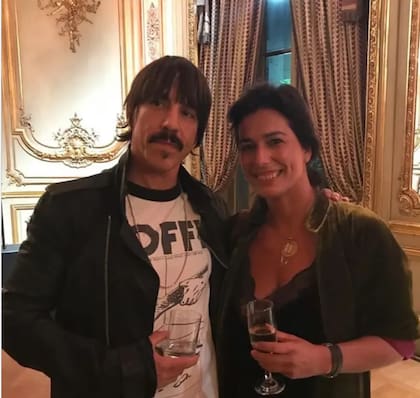 Inés Bertón junto a Anthony Kiedis, el cantante de Red Hot Chili Peppers