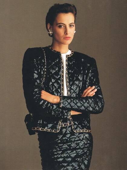 Inés de la Fressange, aristocrática y popular, francesa y argentina,interpretó a la perfección el chic con un algo de impertinencia, como el tailleur que imita la icónica cartera matelassé, con el que Karl rejuveneció a Chanel, en los años 80