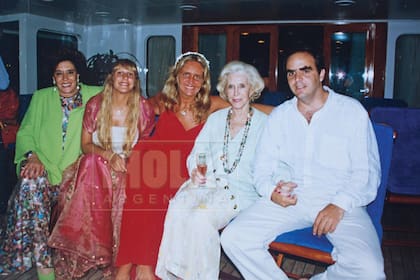 Inés de Lafuente, Amalia Amoedo, Amalita, Alejandro Bengolea y Bárbara, la víspera del nuevo milenio.