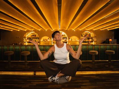 Inés de los Santos, la bartender en la nueva parte de su bar, Cochinchina