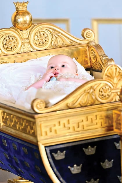 Inés, en la histórica cuna dorada de Carlos XV la misma que usaron todos los chicos de la familia real sueca. Realizada en madera y recubierta de oro, representa la continuidad dinástica.