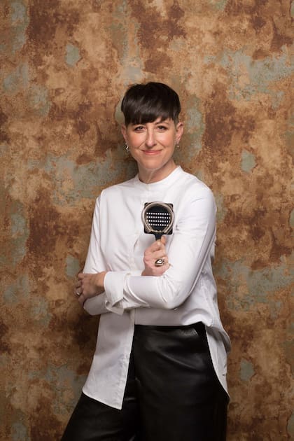 Inés es una mujer poderosa que ama pararse detrás de la barra y servir un cóctel perfecto.