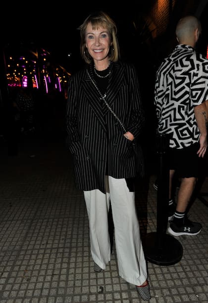 Inés Estévez fue una de las invitadas de la noche. La actriz optó por un look en blanco y negro que incluyó un saco rayado y balerinas a lunares y posó con su ya clásica gran sonrisa