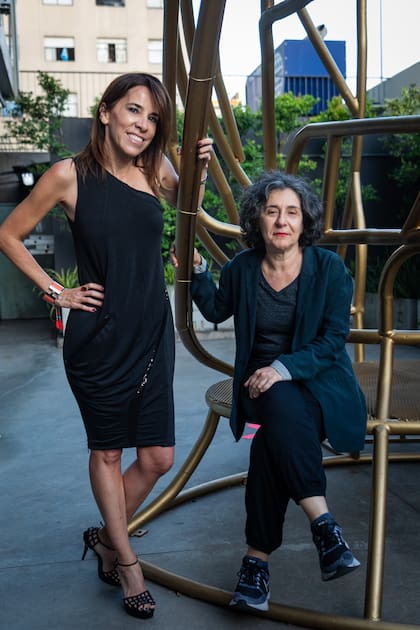 Inés Etchebarne Mihanovich, presidenta de Amigos del Moderno y la artista Graciela Hasper.