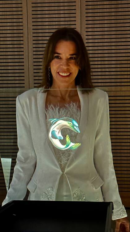 Inés Etchebarne, Presidente de la Asociación Amigos del Moderno, junto a un holograma creado especialmente para la noche entre Uxart y la Fundación García Uriburu