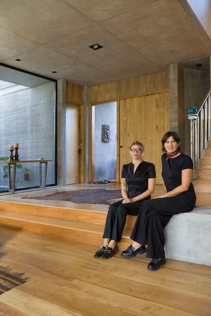 Inés Fuseo junto a su hija menor, Victoria Young (25), artista detrás de la firma Estudio Ilusión, desde la cual crea objetos escultóricos y de iluminación