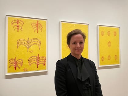 Inés Katzenstein junto a obras de Sheroanawë Hakihiiwë, artista de origen yanomami