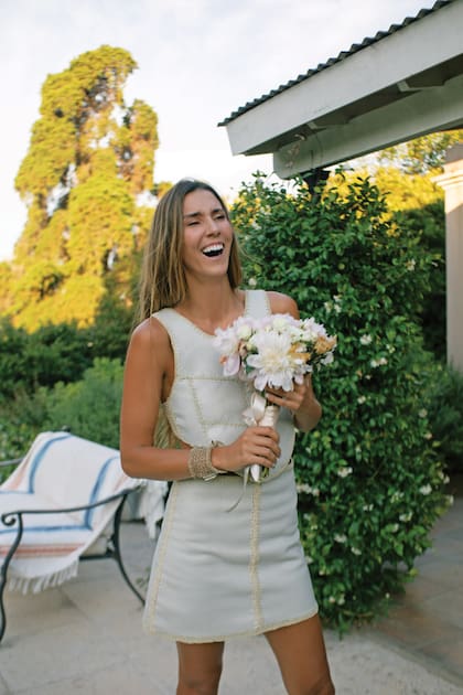 Inés lució un conjunto cancherísimo de top con espalda cruzada y mini de cuero de Águila Leather. “El mes pasado, en una rifa que se hizo en el torneo de polo de La Hache a beneficio del Hospital Austral, me gané un chaleco que no me quedaba. Fui a cambiarlo con mi cuñada Esmeralda y a ella se le ocurrió sumarle la mini y que lo usara para el casamiento”.