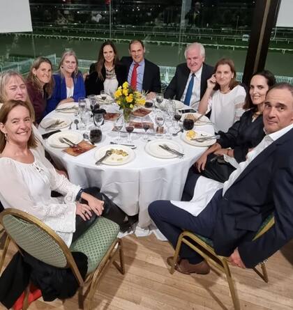 Inés Moreno Hueyo, Inés Echague, Francine Saenz Valiente, Dolores Moscarelli, Vanesa O' Toole y Pablo Casaubon, en la mesa de Maria Inés Iturrioz y Eduardo O' Toole, con Lucila Soria y Santiago Colombres