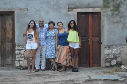 Inés Palacios junto a su familia en San Miguel de Tucumán