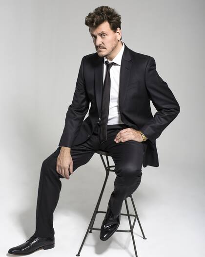 Inés Sweater (Las Pepas), zapatos (Asombrus). Javier: traje (Giesso), camisa (Giesso), corbata (Bolivia).