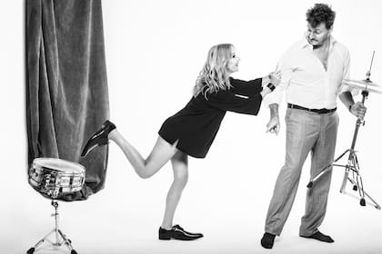 Inés Sweater (Las Pepas), zapatos (Asombrus). Javier: traje (Giesso), camisa (Giesso), corbata (Bolivia).