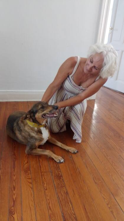 Inés Vernengo con su perra Ofelia