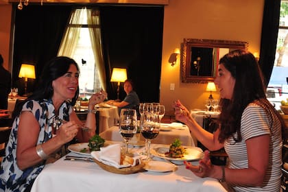 Inés Vivaldi y María Menem pruebas las exquisiteces de La Pecora Nera