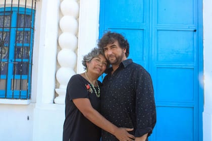 Inés y Luis frente a la réplica de la Casa Histórica de Tucumán