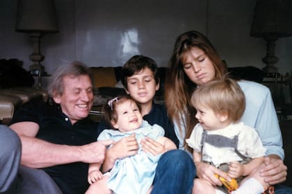 La sostiene Martín, a su derecha, su papá Jorge, a su izquierda Máxima con su hermano Juan en brazosLibro Máxima, una historia real