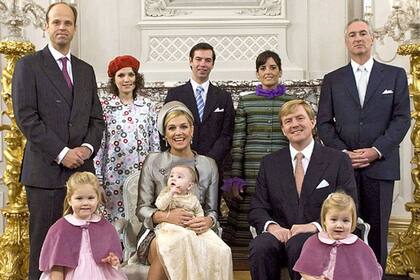 Inés Zorreguieta, de boina roja, junto a la familia real, cuando Amalia era pequeña