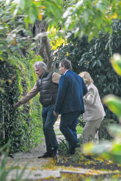 Infaltable, Mirtha llegó acompañada de su chofer Marcelo y entró del brazo de su ex yerno, Ignacio Viale del Carril, padre de Juana y Nacho.