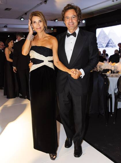 Infaltables, Adriana Batán –con strapless de Valentino– y su marido, Lodovico Rocca, recién llegados de Italia.