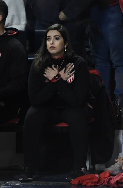 Infante, de brazos cruzados, en el banco de suplentes de Instituto durante el quinto juego de la serie de la final ante Quimsa en la que el equipo de Córdoba se consagró campeón