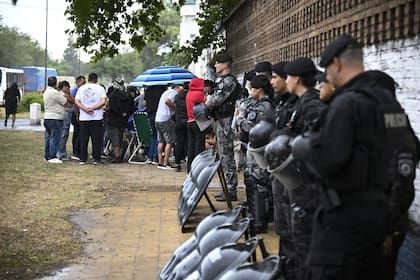 Infantería fue desplegada para vigilar la protesta de familiares de policías