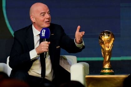 Infantino, junto a la copa del mundo