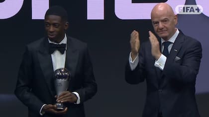 Infantino le entregó el reconocimiento al jugador galo