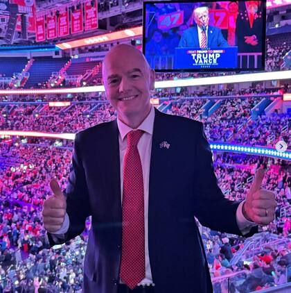 Infantino sonríe durante el discurso de asunción de Donald Trump como presidente de Estados Unidos en Washington.