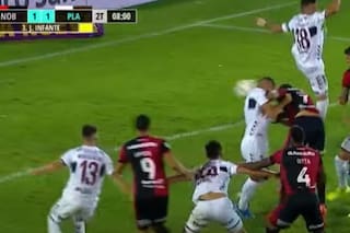 Otro penal cobrado por el VAR que benefició a Newell's, pero es más un "mensaje" que una falta