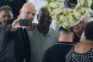 Gianni Infantino se sacó una selfie junto al ataúd Pelé y tuvo que dar explicaciones