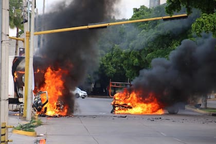 Varios vehículos incendiados durante los enfrentamientos