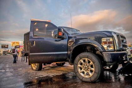 Una de las camionetas baleadas.