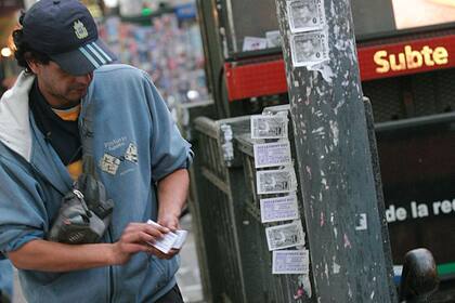 Infinidad de anuncios son pegados en lugares públicos