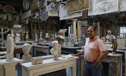 Infinidad de piezas abarrotan el primer piso del local de AR Martineau