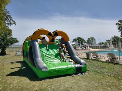 Inflables en el jardín, con vista abierta a la laguna