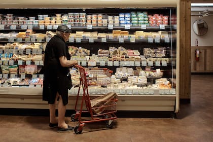 Un hombre hace las compras en un supermercado de Nueva York